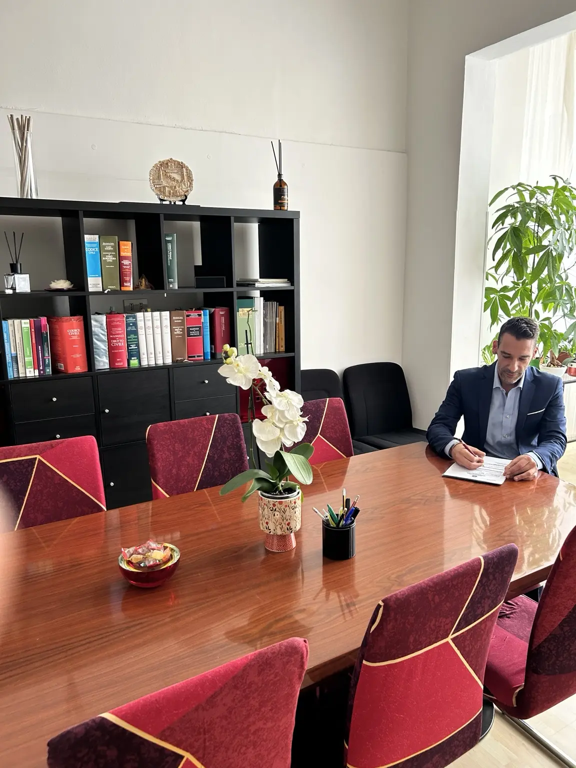 L’avvocato Alessandro Emanuele Guglielmi al lavoro nella sala riunioni dello Studio